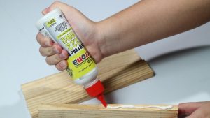 Mengapa Lem Kayu Lebih Sering Digunakan Dibanding Paku?