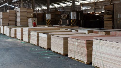 Lem kayu dan lem hpl Crona - commons.wikimedia.org Sandakan Sabah Plywood Factory 55 e1602082730935