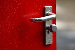 Musim Hujan Datang, Bagaimana Kondisi Pintu Kayu?