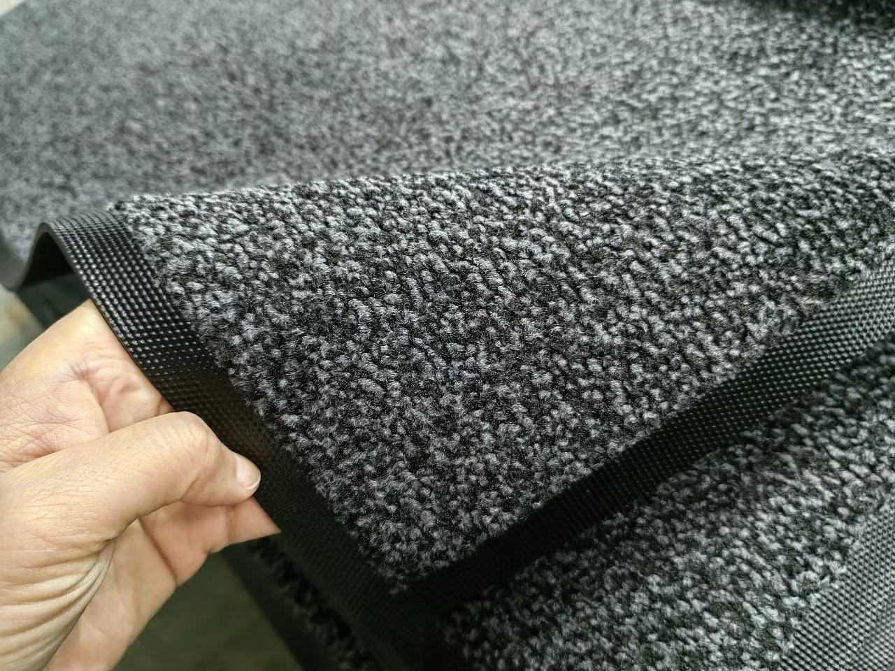 Lem kayu dan lem hpl Crona - karpet cut pile karet