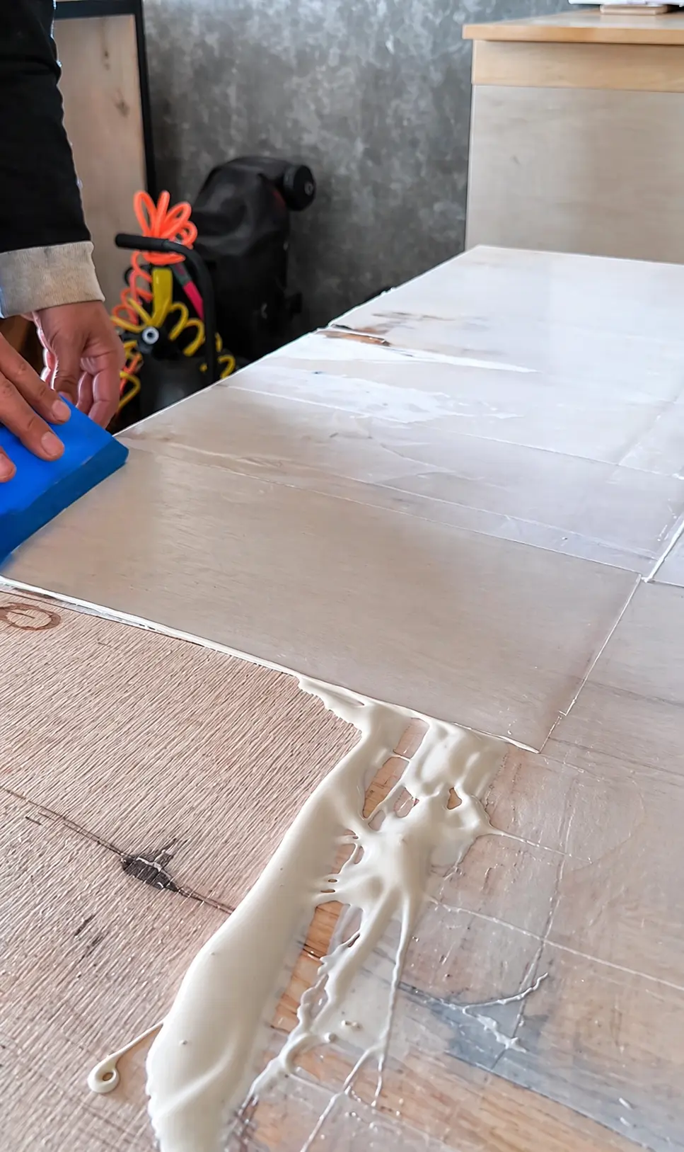 wkatu kering lem waterbsed, Lem waterbased, lem HPL, lem decosheet, lem veneer kayu, lem Crona WOW