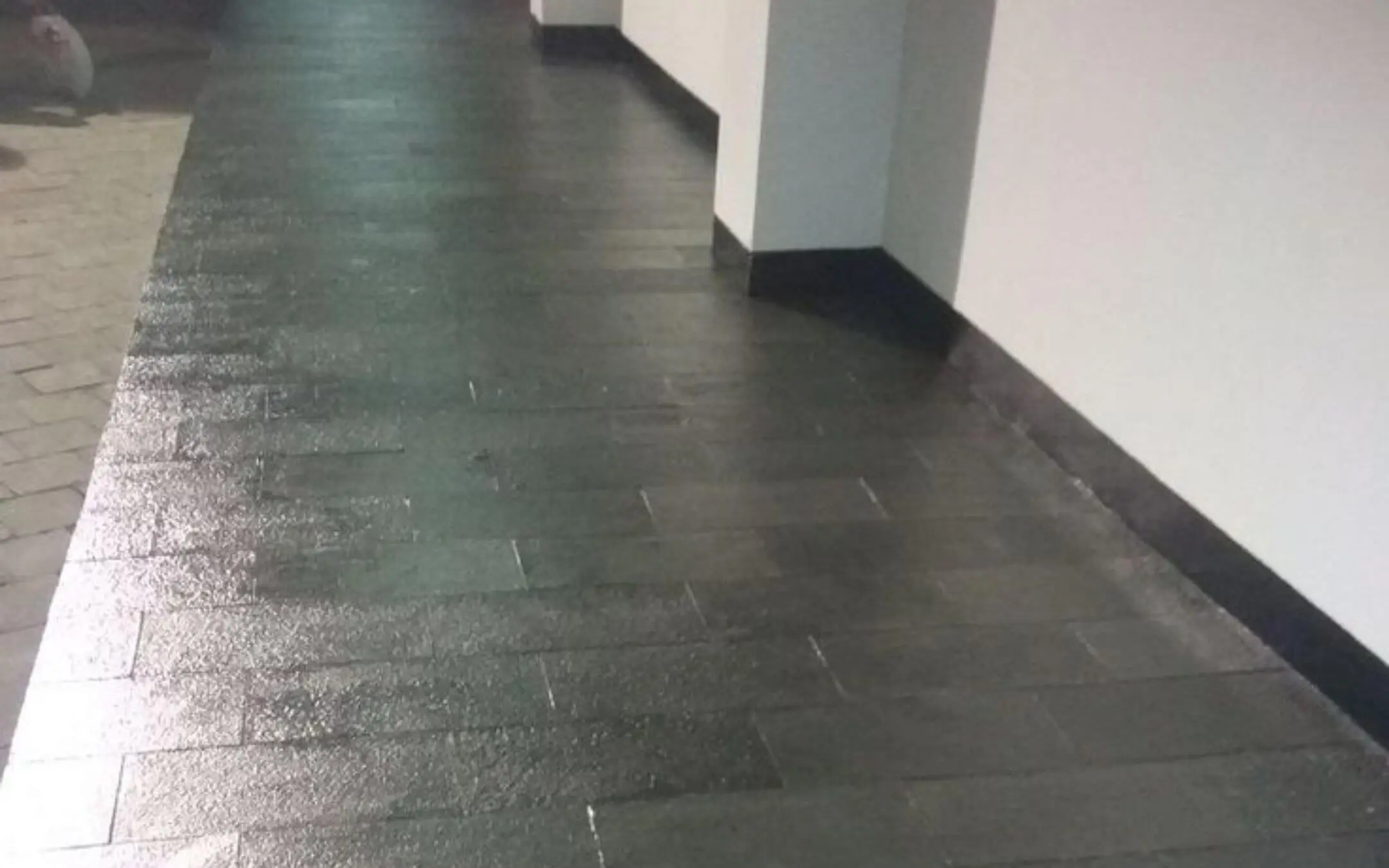 pilihan lantai selain keramik, lem karpet lantai, lem vinyl lantai, lem crona, lem cronoa carpet, karpet koin, lantai andesit