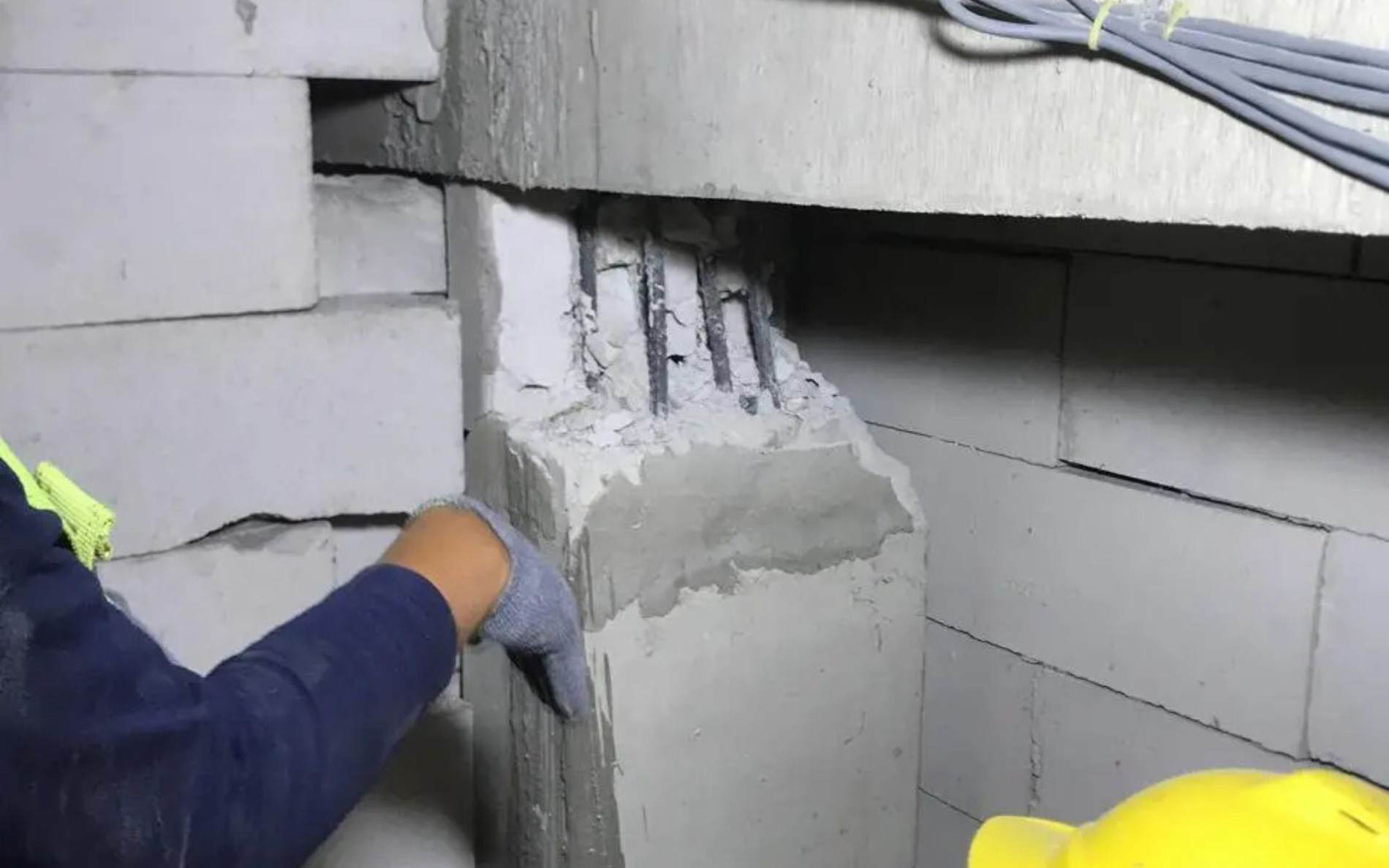 Perbaikan struktur beton dengan Crona CM FC 50, Non-shrink grout, semen grouting