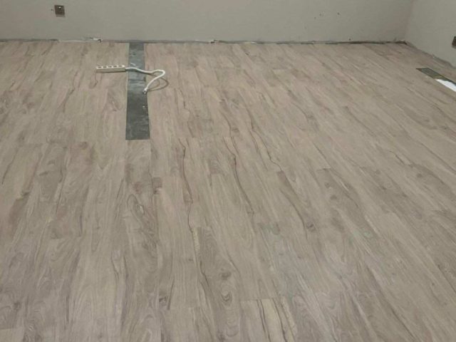 Pemasangan Vinyl Lantai di Salah Satu Gereja – Lem Crona Carpet