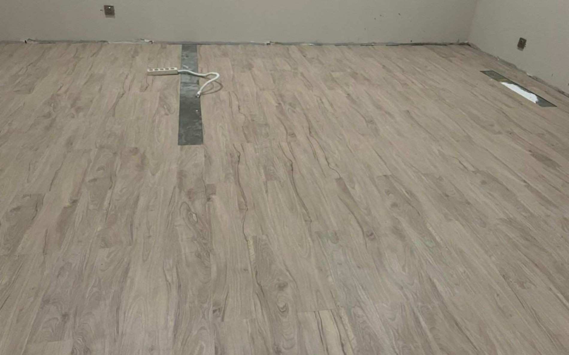 Pemasangan Vinyl Lantai di Salah Satu Gereja - Lem Crona Carpet
