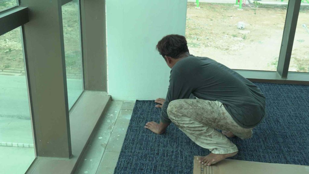 Lem Vinyl Lantai dan Karpet Lantai untuk Ruangan Interior & Area Komersial, lem vinyl lantai, lem karpet lantai, lem crona, lem crona carpet, lem waterbased, lem tidak berbau, lem karpet